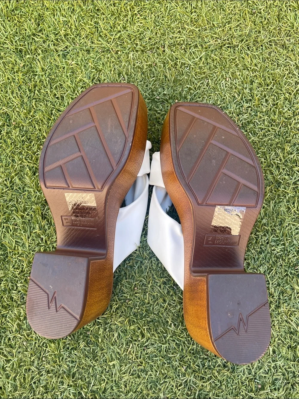 White Mountain White Knot Slide Sandals with Tan Footbed